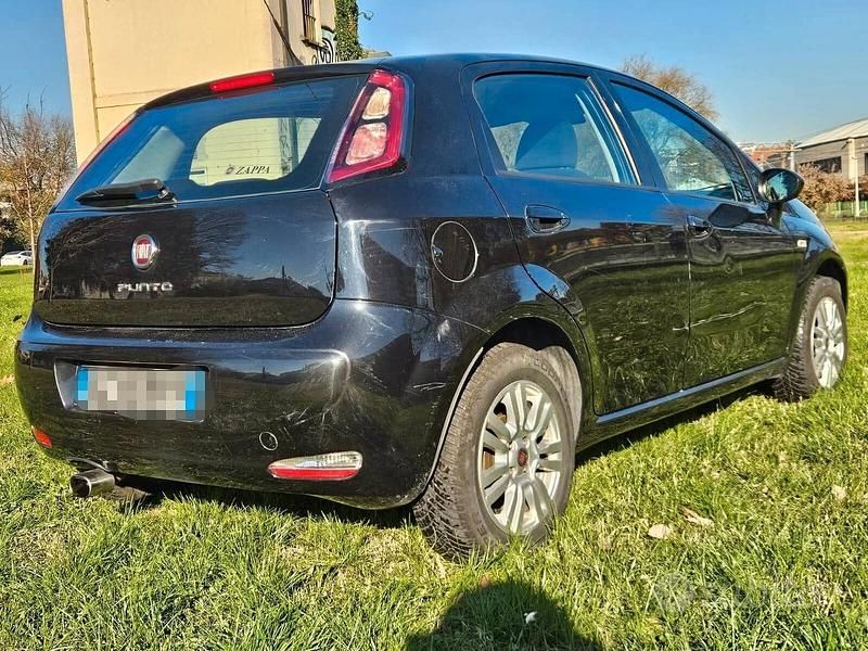 Usata Fiat Punto Lounge 69 CV (50 kW) 2015 Nero Berlina