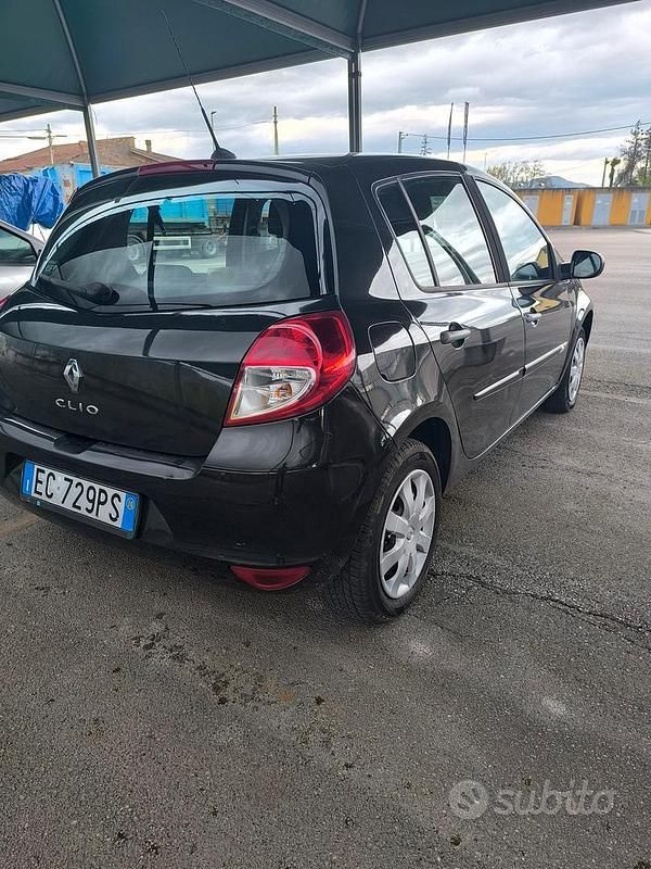 Usata Renault Clio II Luxe 101 CV (74 kW) 2010 Berlina