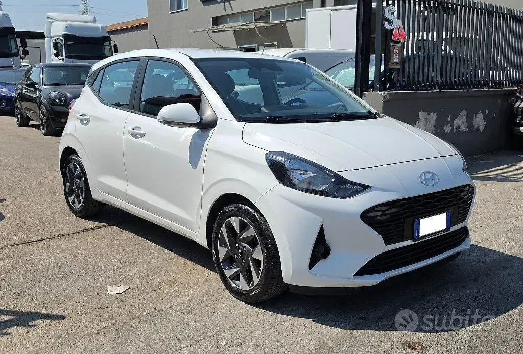 Usata Hyundai i10 67 CV (49 kW) 2023 Bianco Utilitaria