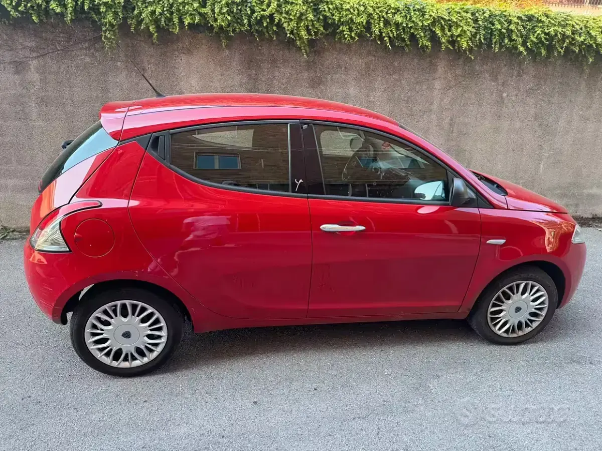 Usata Lancia Ypsilon 69 CV (50 kW) 2016 Rosso Utilitaria
