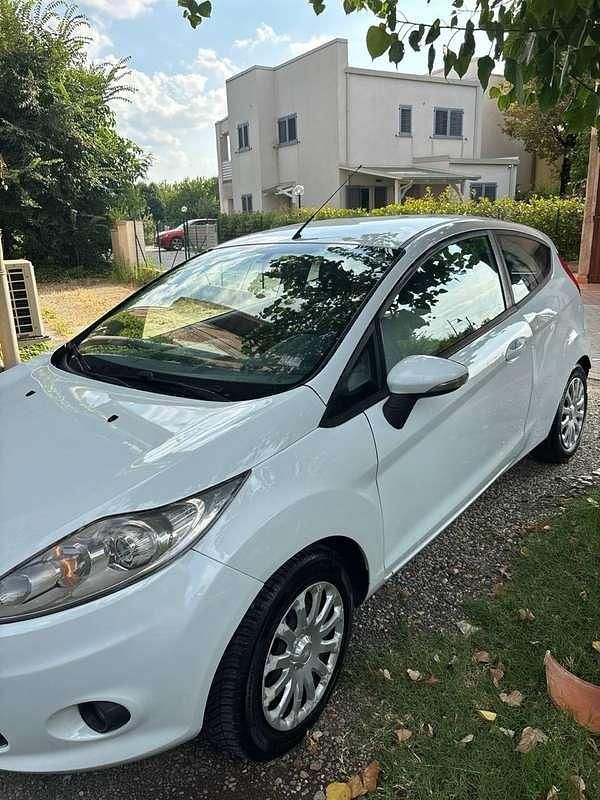 Usata Ford Fiesta 97 CV (71 kW) 2010 Bianco Utilitaria