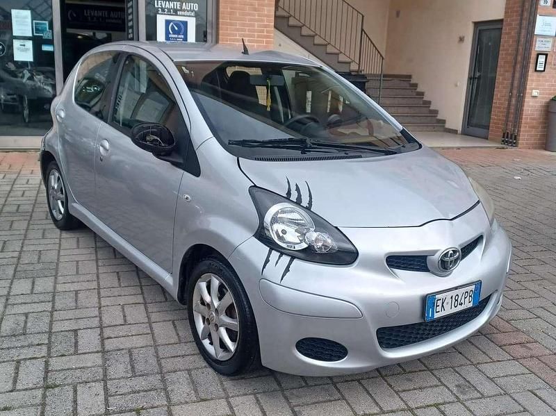 Usata Toyota Aygo Connect Style 68 CV (50 kW) 2011 Argento Utilitaria