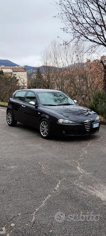 Usata Alfa Romeo 147 Distinctive 116 CV (85 kW) 2005 Nero Utilitaria