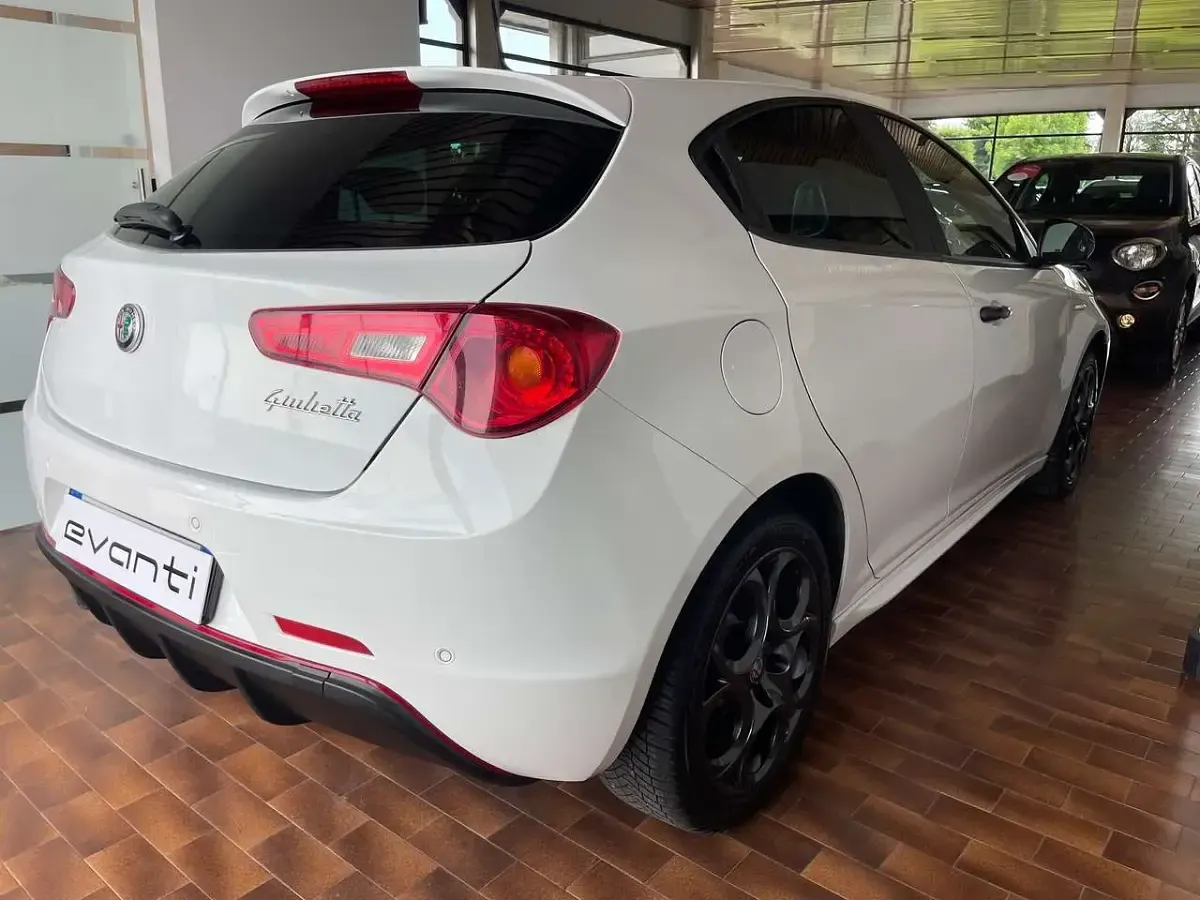 Usata Alfa Romeo Giulietta Super 120 CV (88 kW) 2017 Bianco Utilitaria