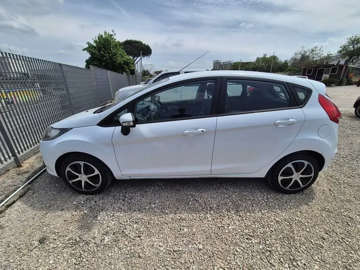 Usata Ford Fiesta 97 CV (71 kW) 2010 Bianco Berlina