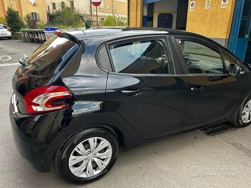 Usata Peugeot 208 68 CV (50 kW) 2014 Nero Utilitaria