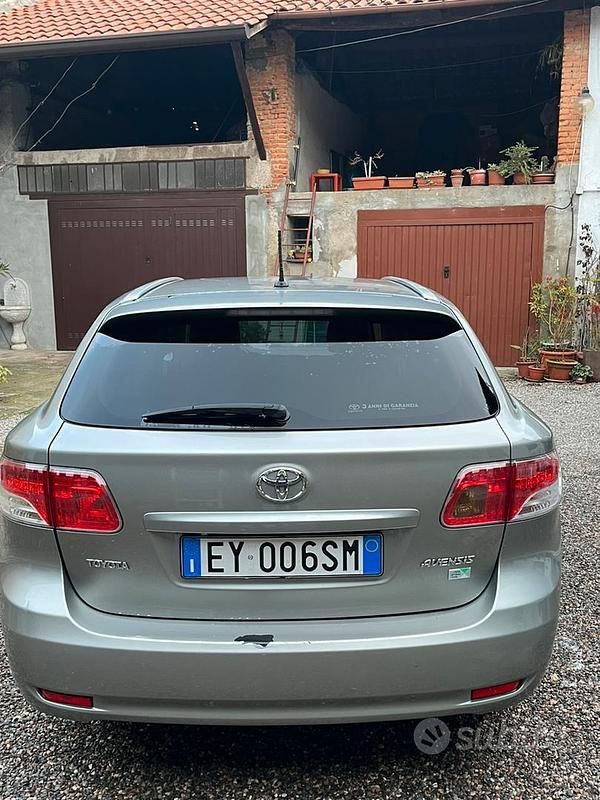 Usata Toyota Avensis Executive 126 CV (92 kW) 2010 Grigio Station wagon
