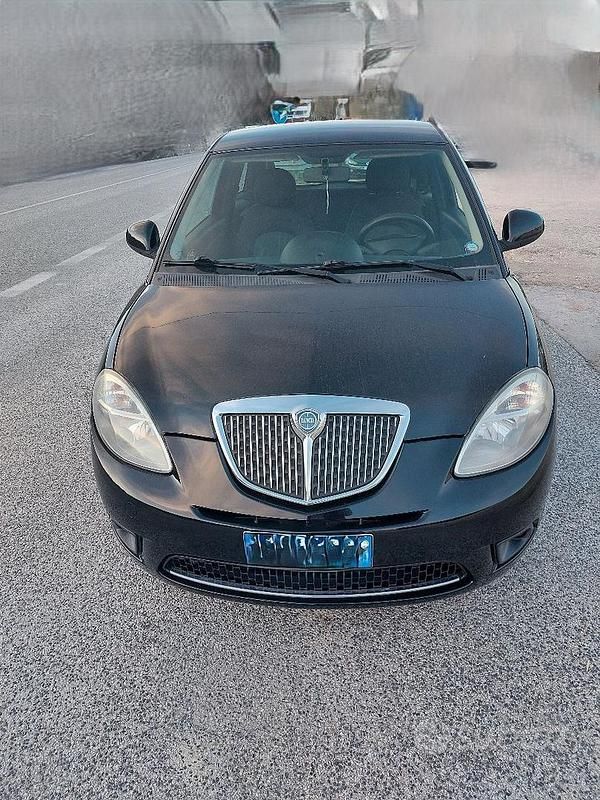 Begagnad Lancia Ypsilon 75 HK (55 kW) 2011 Svart Halvkombi
