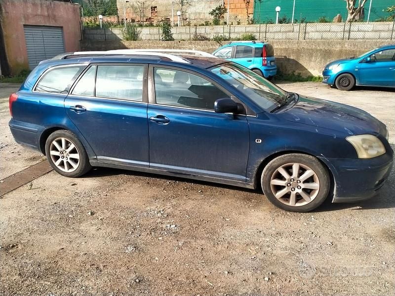 Usata Toyota Avensis 2005 Blu Station wagon