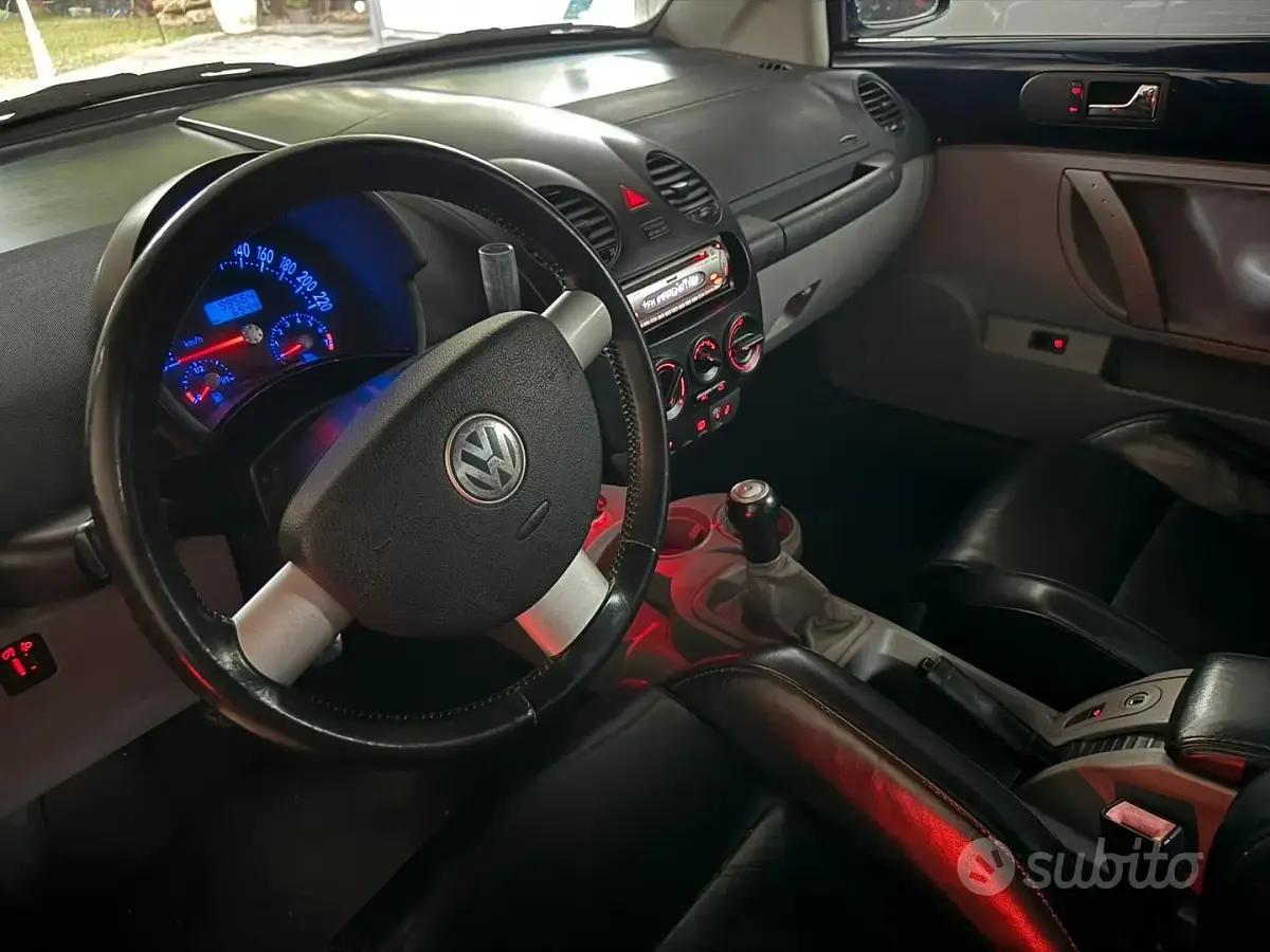 Usata VW New Beetle 102 CV (75 kW) 2006 Blu Utilitaria