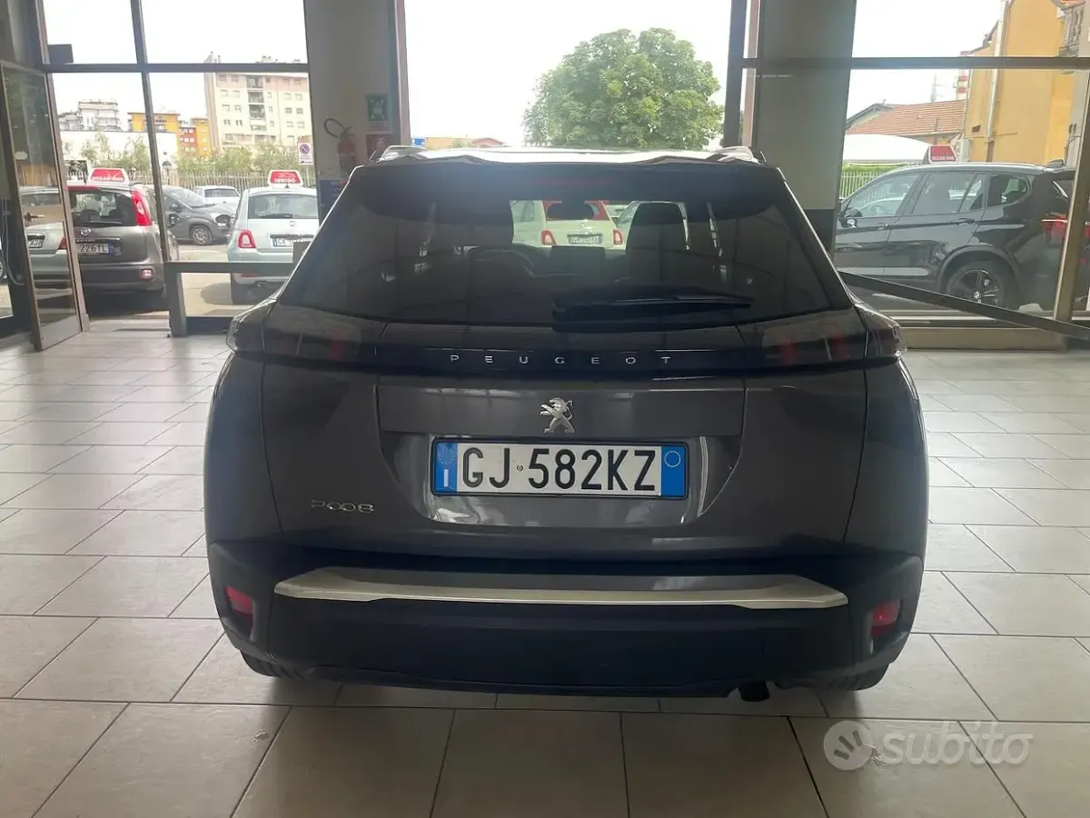 Używany Peugeot 2008 Allure 102 KM (75 kW) 2022 Szary SUV
