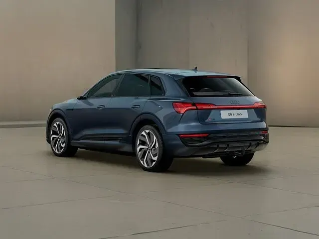 Usata Audi Q8 e-tron S-Line 300 kW (408 CV) 2024 Blu plasma metallizzato SUV