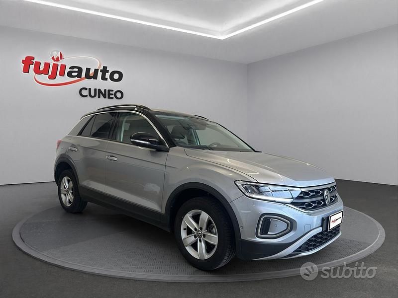Usata VW T-Roc Life 204 CV (150 kW) 2022 Grigio chiaro e nero SUV