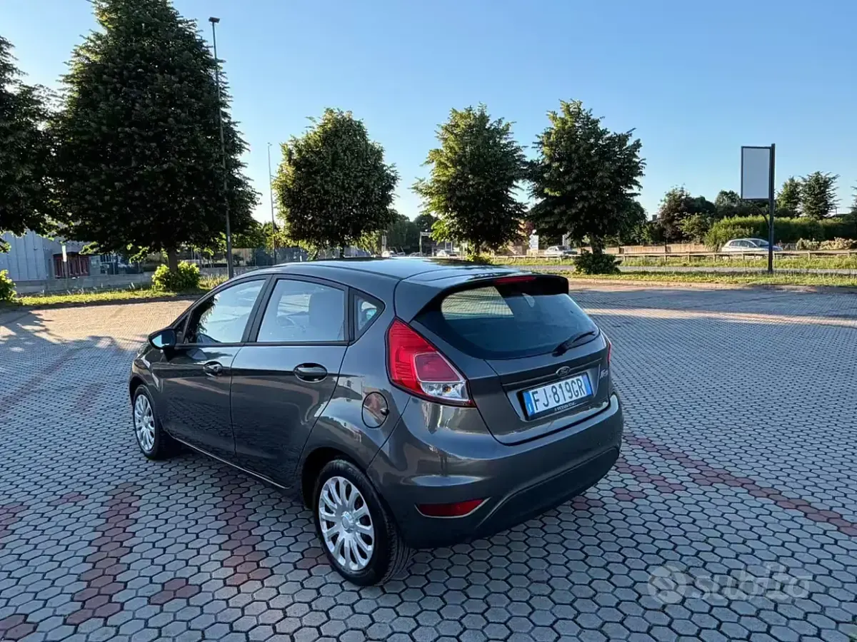 Usata Ford Fiesta Business Edition 75 CV (55 kW) 2017 Grigio Utilitaria