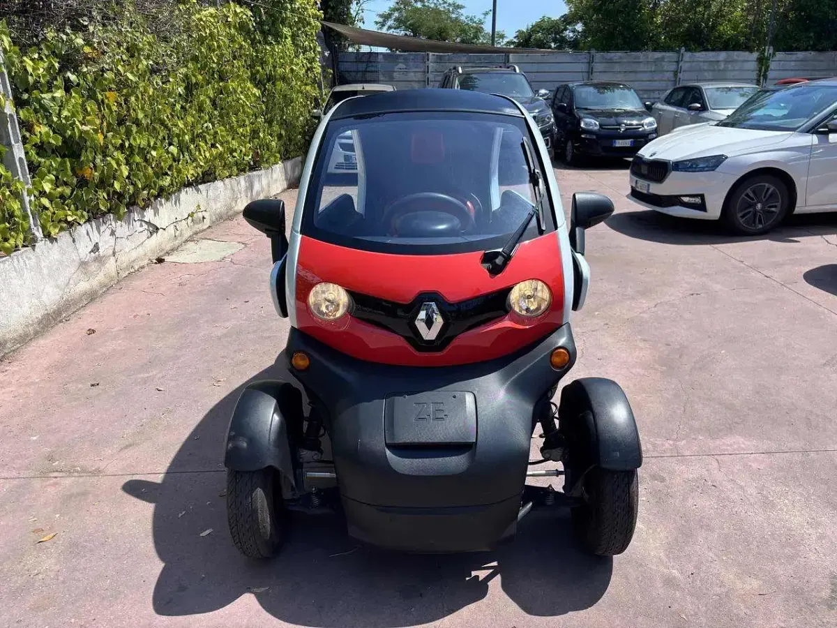 Usata Renault Twizy Life 12 kW (17 CV) 2021 Rosso e bianco Utilitaria