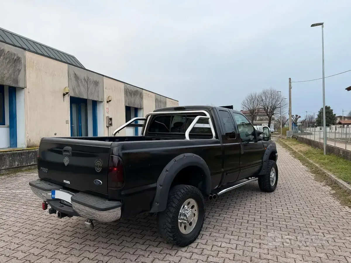 Usata Ford V8 XLT 260 CV (191 kW) 2001 Nero SUV