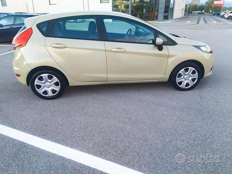 Usata Ford Fiesta 82 CV (60 kW) 2009 Beige Berlina