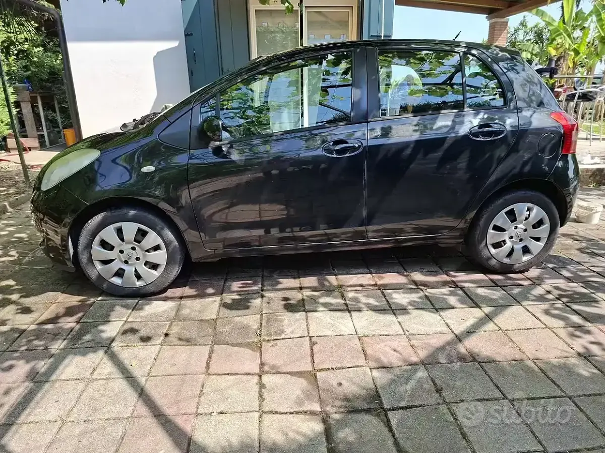 Usata Toyota Yaris 69 CV (50 kW) 2007 Nero Utilitaria