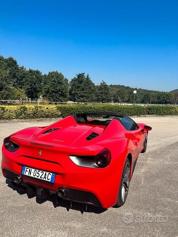 Usata Ferrari 488 670 CV (492 kW) 2018 Rosso Cabrio