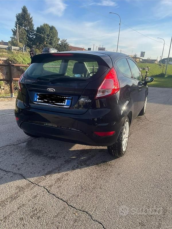 Usata Ford Fiesta 92 CV (67 kW) 2015 Nero Utilitaria