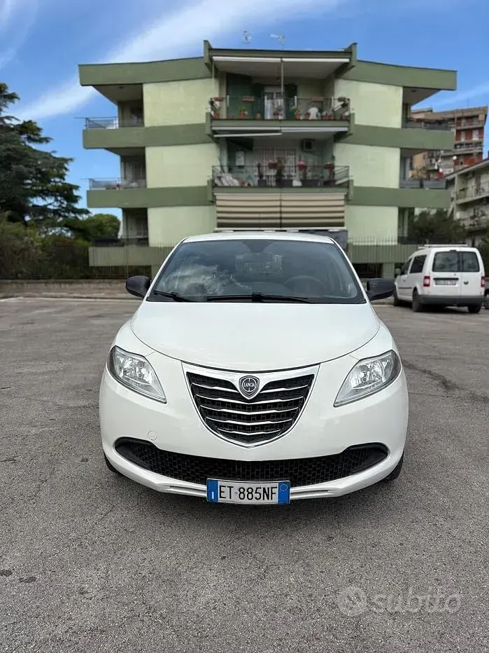 Usado Lancia Ypsilon 69 HP (50 kW) 2014 Branco Citadino