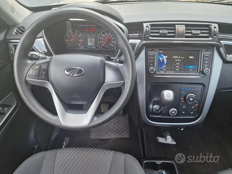 Usata Mahindra KUV100 87 CV (63 kW) 2020 Grigio SUV