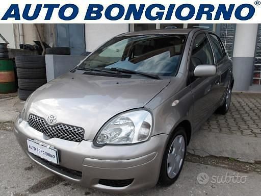 Grigio Usata 2004 Toyota Yaris Sol Due volumi | 3500 € (Buon prezzo) - Immagine 1/4