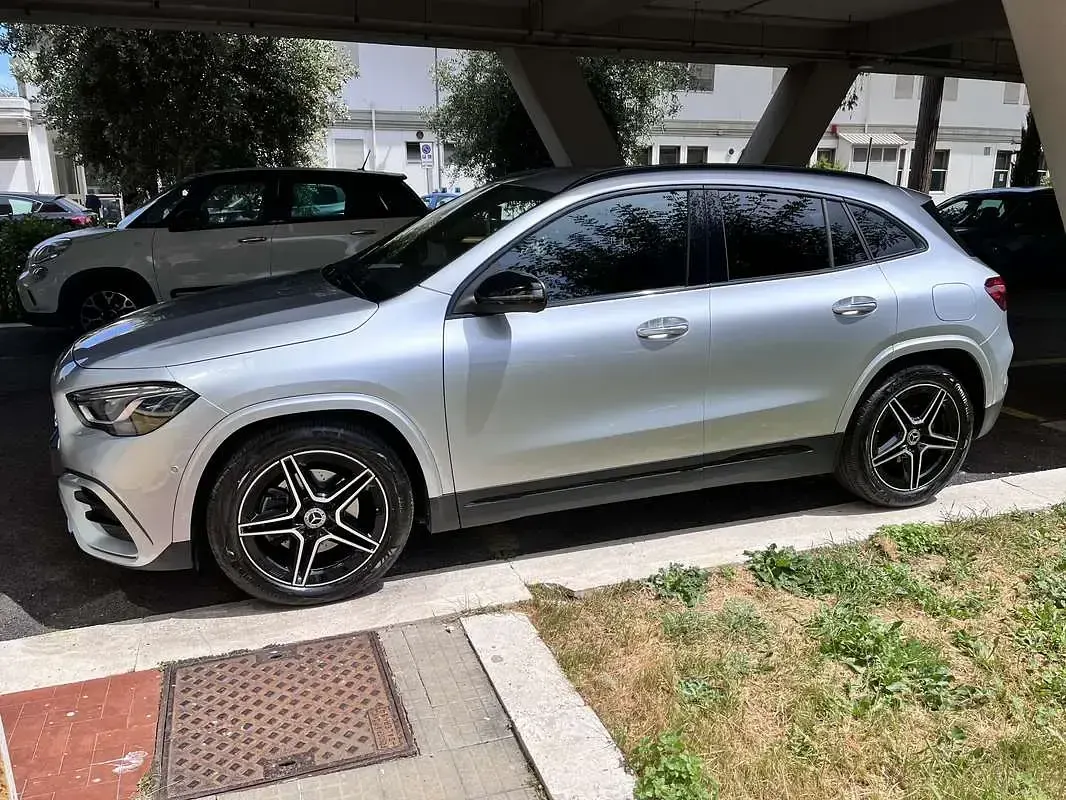 Käytetty Mercedes GLA200 AMG Line Premium Plus 150 HP (110 kW) 2024 Harmaa Katumaasturi