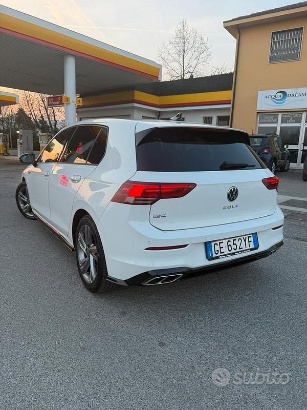 Usata VW Golf VII R-line 150 CV (110 kW) 2021 Bianco Utilitaria