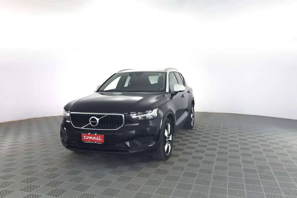 Usata Volvo XC40 Momentum 190 CV (139 kW) 2019 Black solid SUV