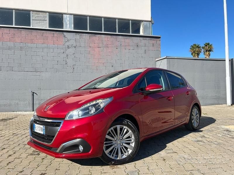 Bordeaux metallizzato Usata 2017 Peugeot 208 Allure Due volumi | 7999 € (Buon prezzo) - Immagine 1/4