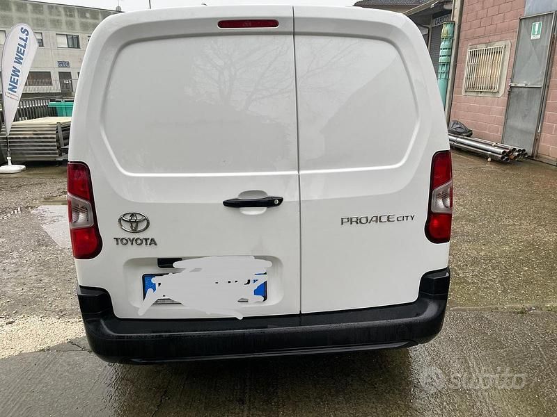 Usata Toyota Proace City City 130 CV (95 kW) 2021 Bianco Monovolume