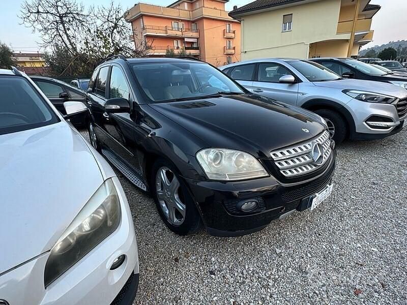 Usata Mercedes ML320 224 CV (164 kW) 2007 Nero SUV