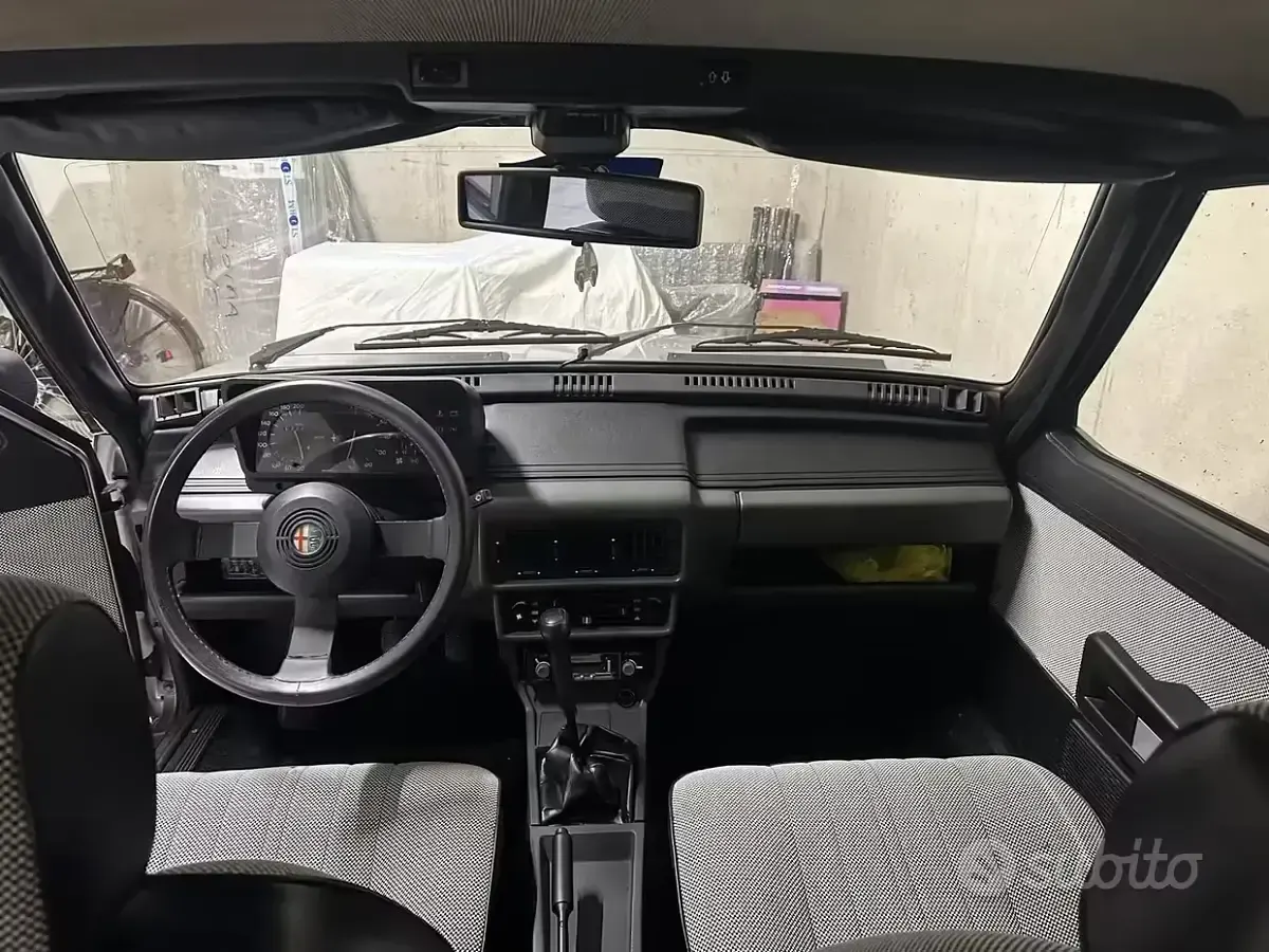 Usata Alfa Romeo Giulietta Ti 130 CV (95 kW) 1984 Grigio Berlina