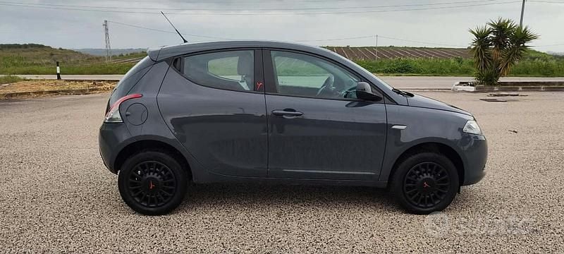 Usata Lancia Ypsilon Gold 85 CV (62 kW) 2014 Grigio Utilitaria