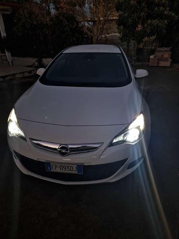 Usata Opel Astra GTC Cosmo 131 CV (96 kW) 2012 Berlina