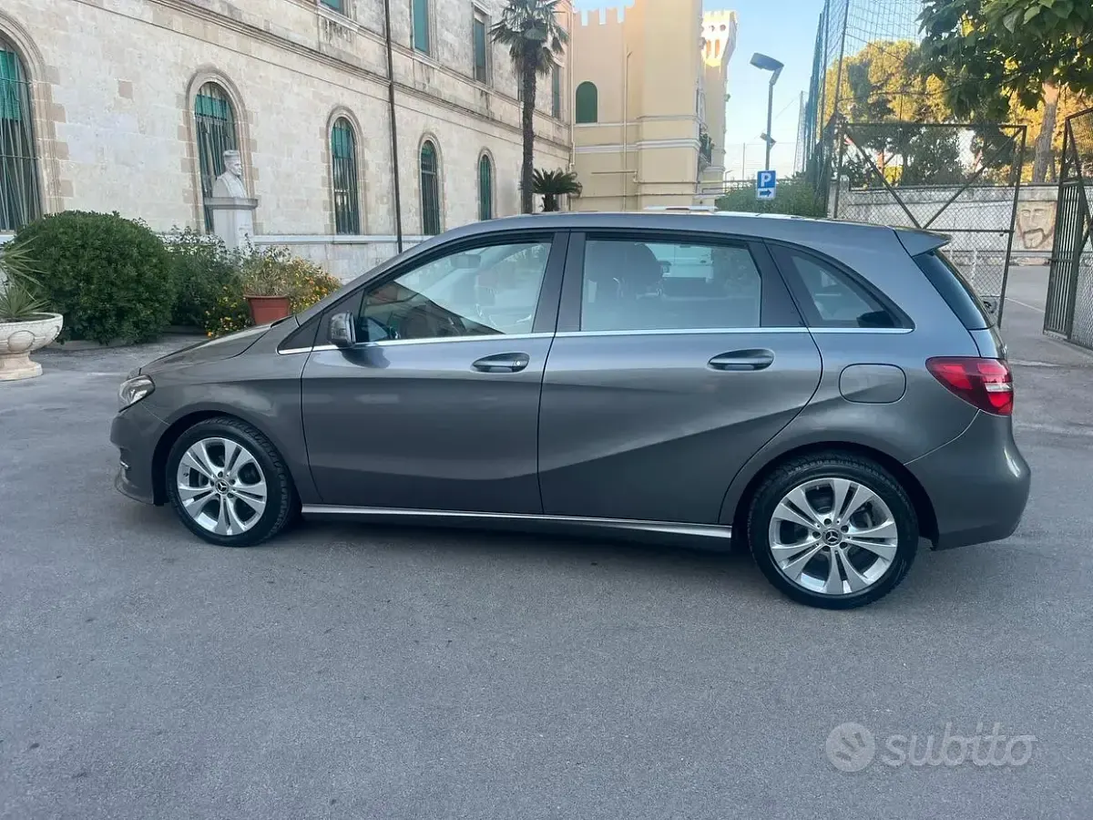Usata Mercedes B180 Executive 109 CV (80 kW) 2019 Grigio Utilitaria