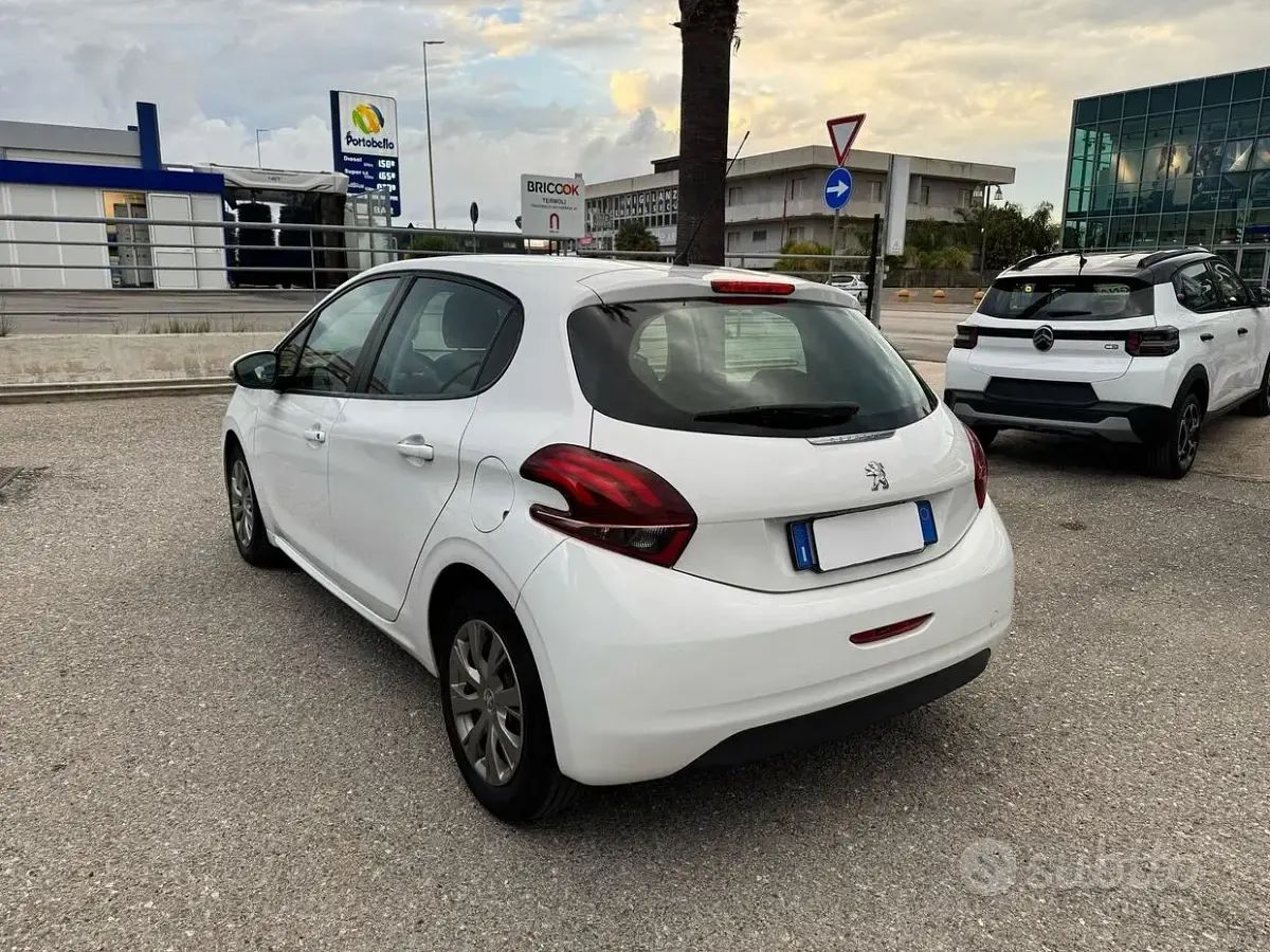 Usata Peugeot 208 Active 68 CV (50 kW) 2018 Bianco Utilitaria