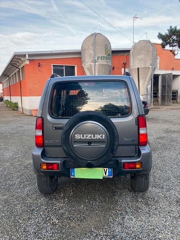 Usata Suzuki Jimny 85 CV (62 kW) 2010 Grigio SUV