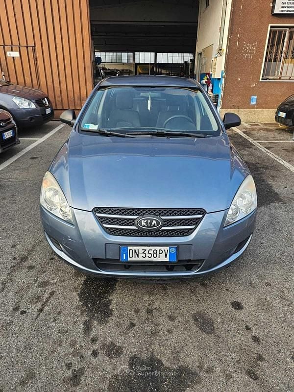 Usata Kia Ceed EX 109 CV (80 kW) 2008 Gray Utilitaria