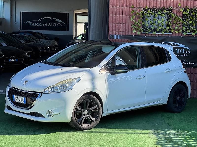 Bianco Usata 2015 Peugeot 208 Allure Due volumi | 4499 € (Buon prezzo) - Immagine 1/4