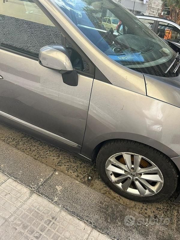 Usata Renault Scénic III 110 CV (80 kW) 2012 Grigio Monovolume