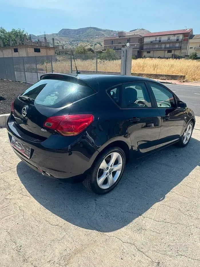 Usata Opel Astra 110 CV (80 kW) 2011 Nero Berlina