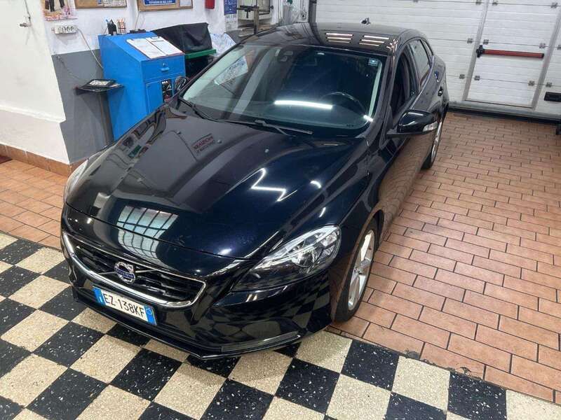 Nero Usata 2015 Volvo V40 Kinetic Station wagon | 8990 € (Buon prezzo) - Immagine 1/4