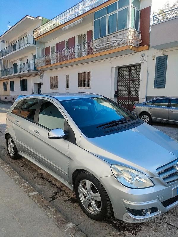 Usata Mercedes B180 2011 Grigio Monovolume
