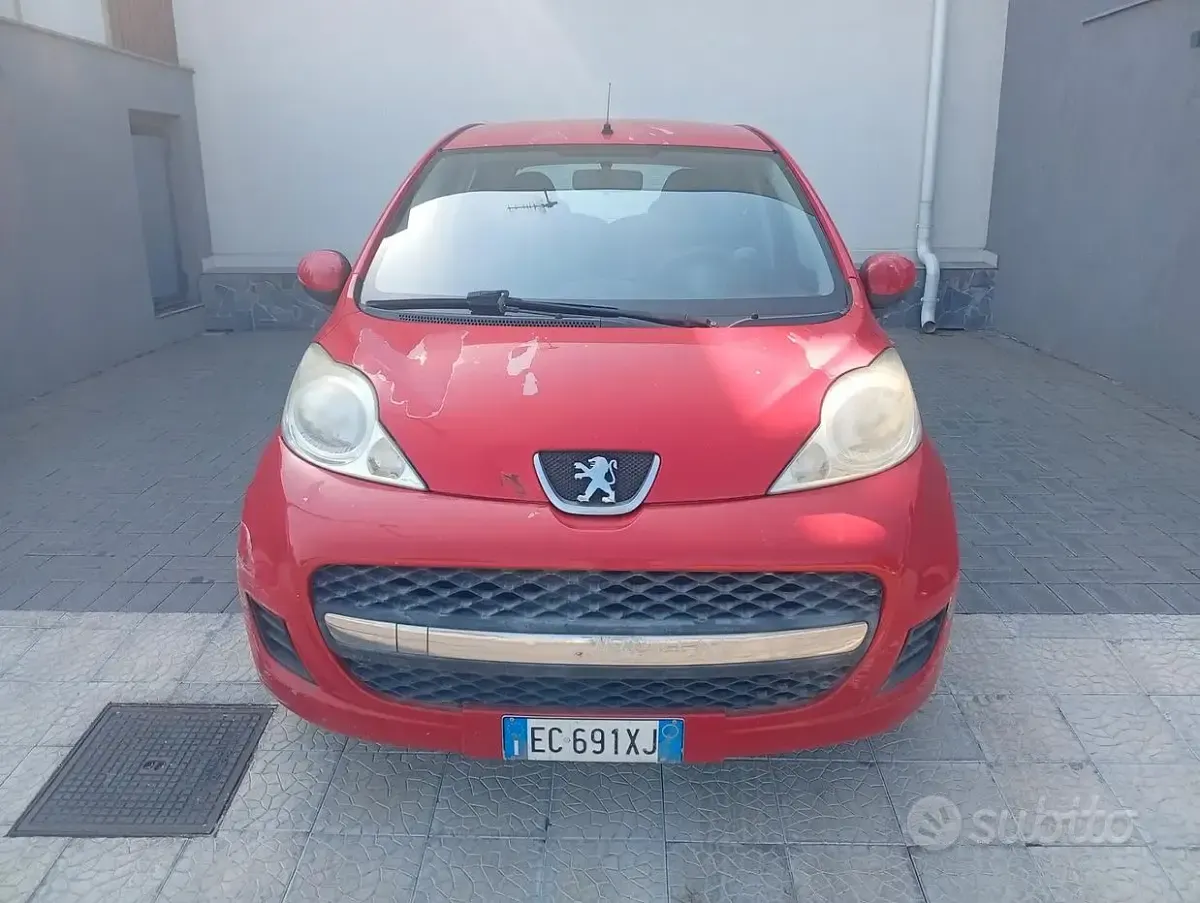 Usata Peugeot 107 54 CV (39 kW) 2010 Rosso Utilitaria