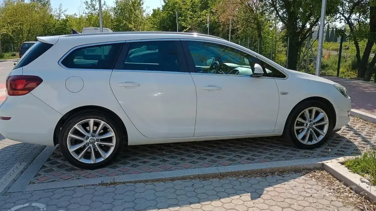 Usata Opel Astra Cosmo 165 CV (121 kW) 2011 Bianco Station wagon