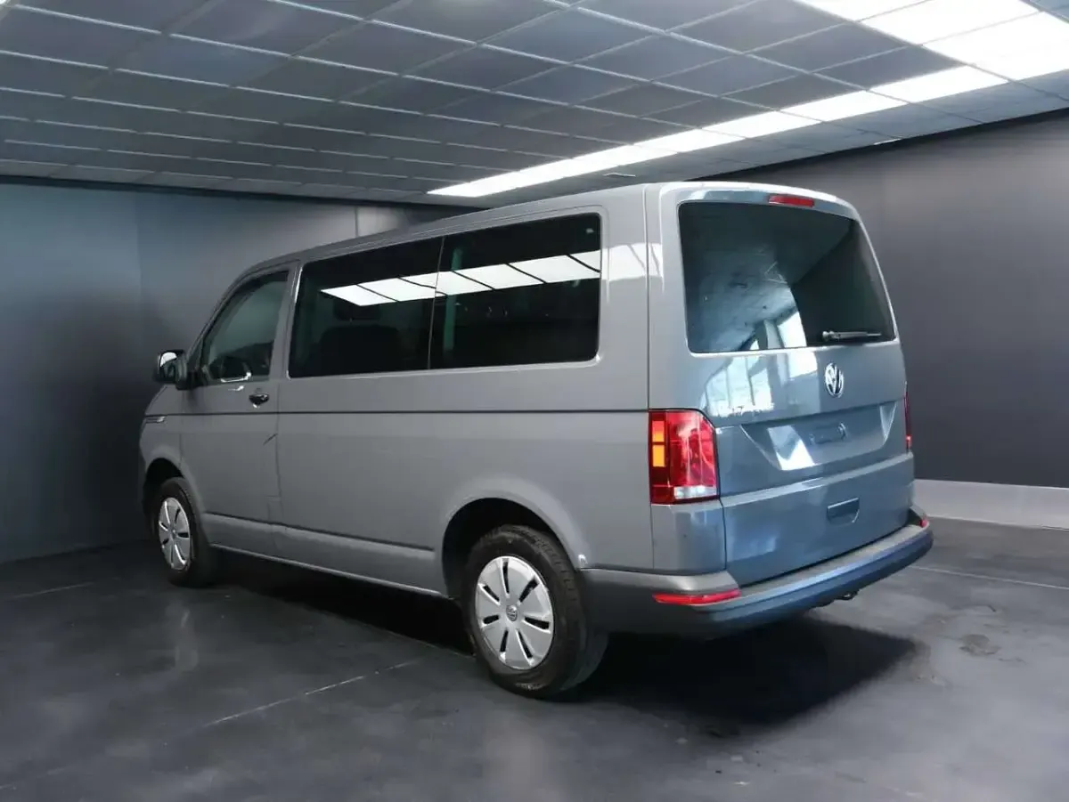 Usata VW Caravelle Trendline 110 CV (80 kW) 2022 Grigio pastello Furgone