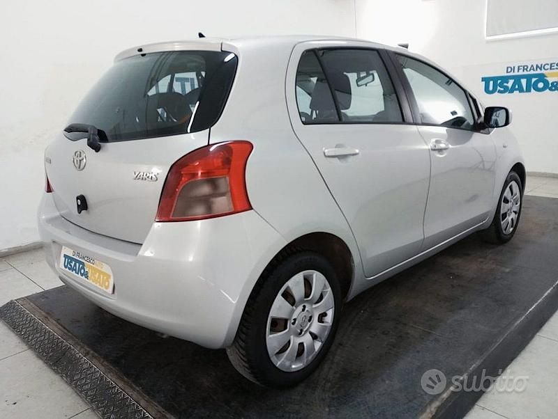 Usata Toyota Yaris Sol 87 CV (63 kW) 2007 Argento metallizzato Berlina