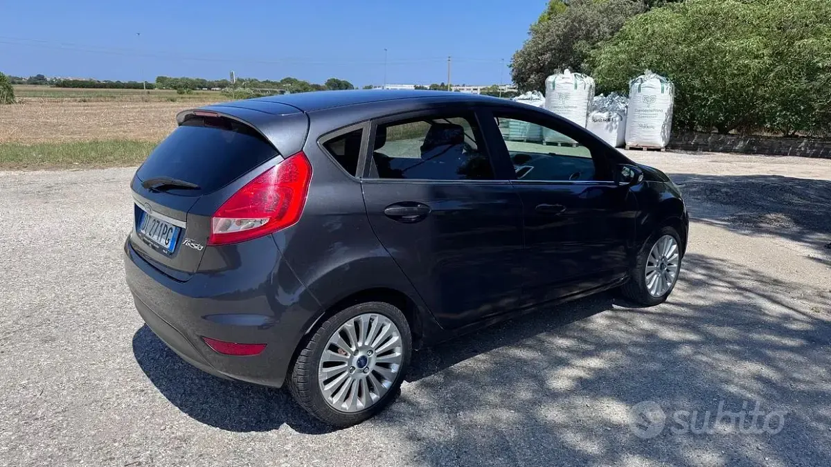 Usata Ford Fiesta Titanium 82 CV (60 kW) 2008 Grigio Utilitaria